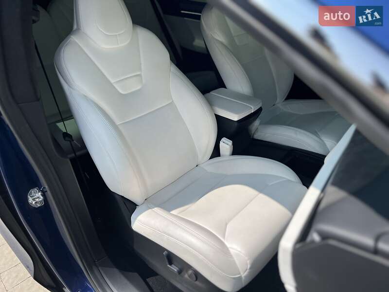 Позашляховик / Кросовер Tesla Model X 2017 в Ужгороді