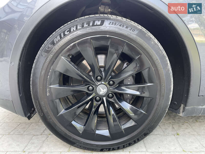 Позашляховик / Кросовер Tesla Model X 2019 в Новояворівську