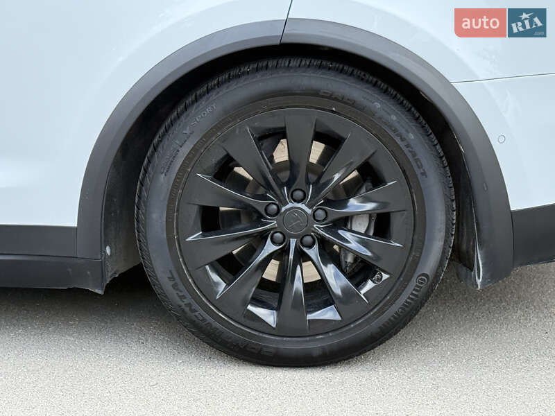 Позашляховик / Кросовер Tesla Model X 2016 в Тернополі