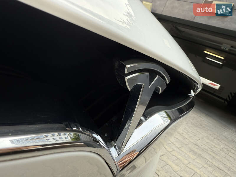 Внедорожник / Кроссовер Tesla Model X 2019 в Киеве