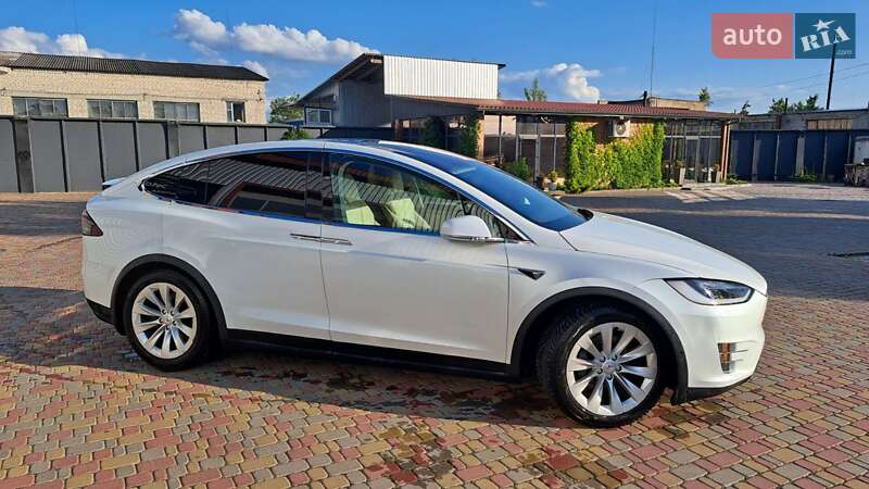 Позашляховик / Кросовер Tesla Model X 2018 в 