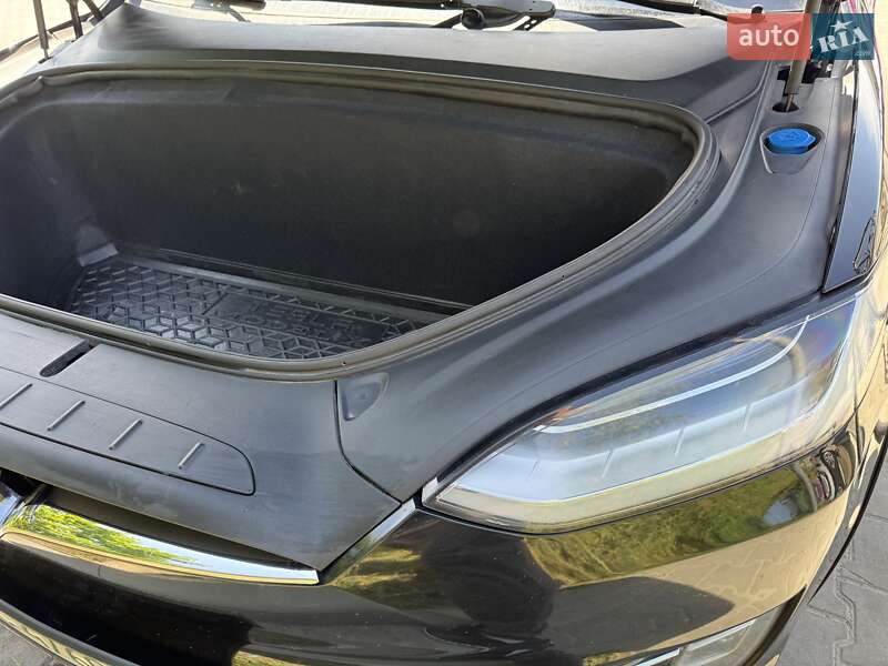 Позашляховик / Кросовер Tesla Model X 2017 в Львові