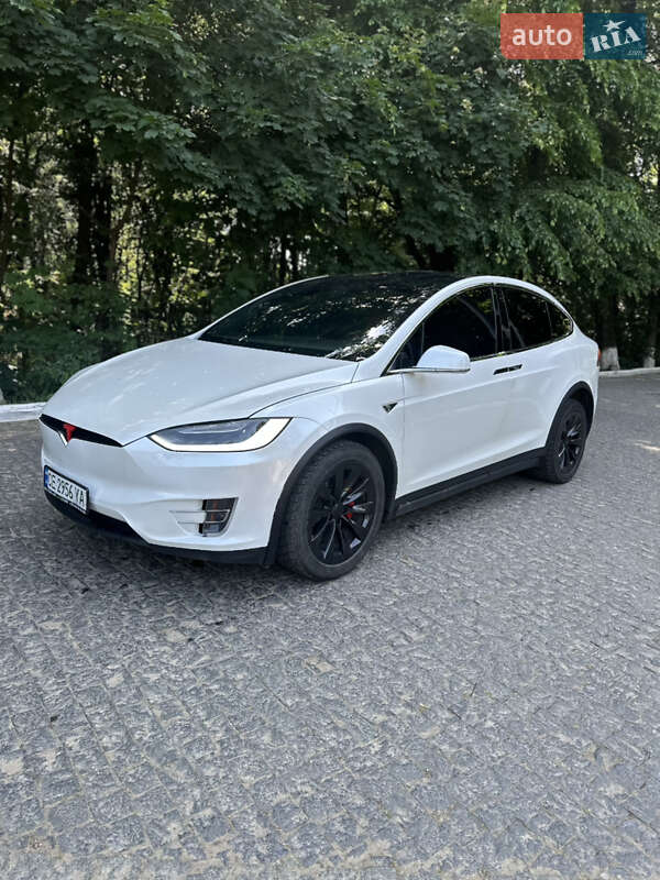Позашляховик / Кросовер Tesla Model X 2016 в Чернівцях