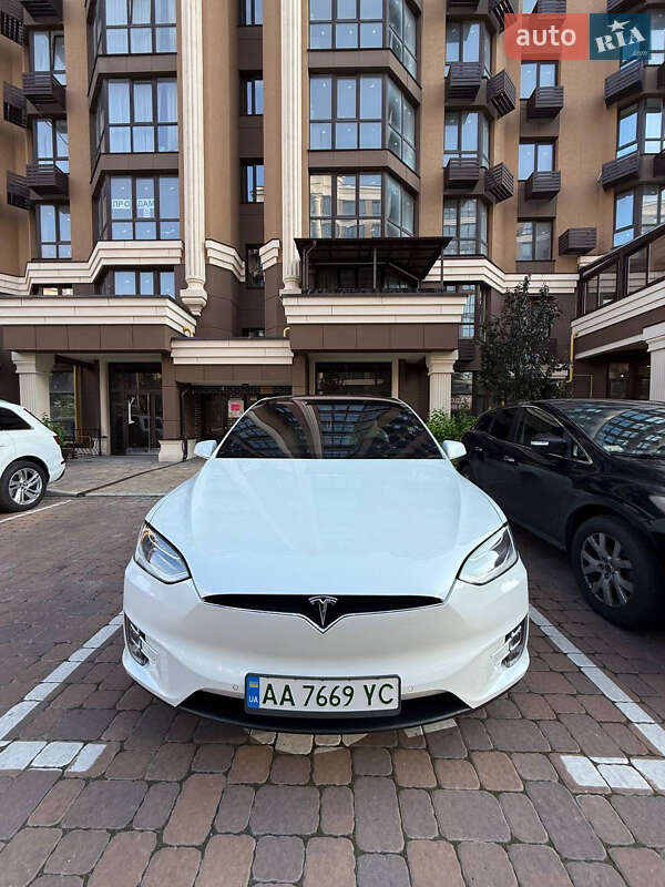 Внедорожник / Кроссовер Tesla Model X 2017 в 