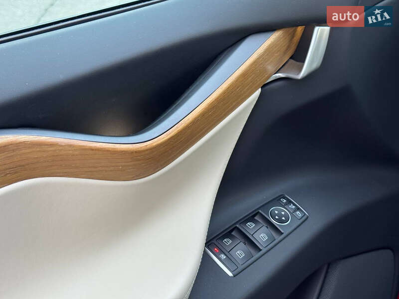 Позашляховик / Кросовер Tesla Model X 2019 в Києві