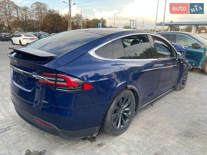Позашляховик / Кросовер Tesla Model X 2016 в Луцьку