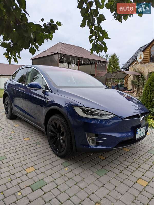 Позашляховик / Кросовер Tesla Model X 2017 в Рівному