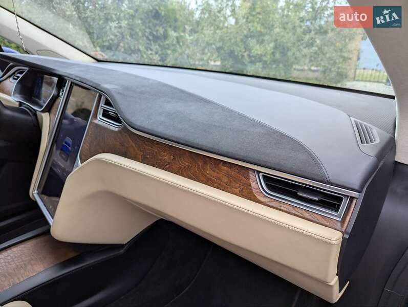 Позашляховик / Кросовер Tesla Model X 2017 в Рівному