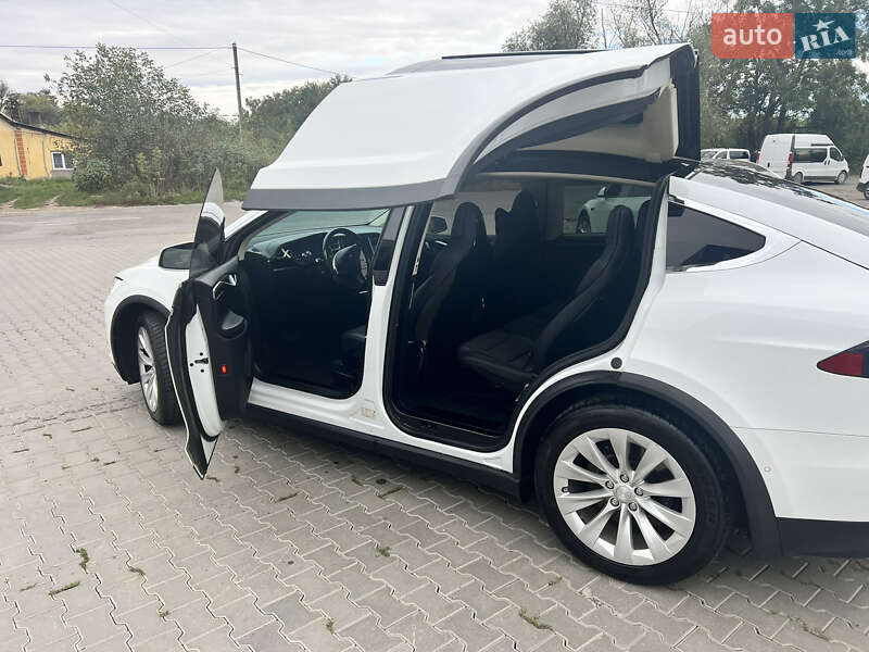 Позашляховик / Кросовер Tesla Model X 2016 в Чернівцях