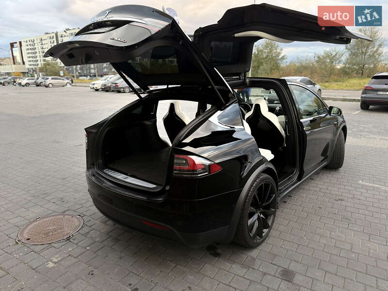 Позашляховик / Кросовер Tesla Model X 2017 в Львові