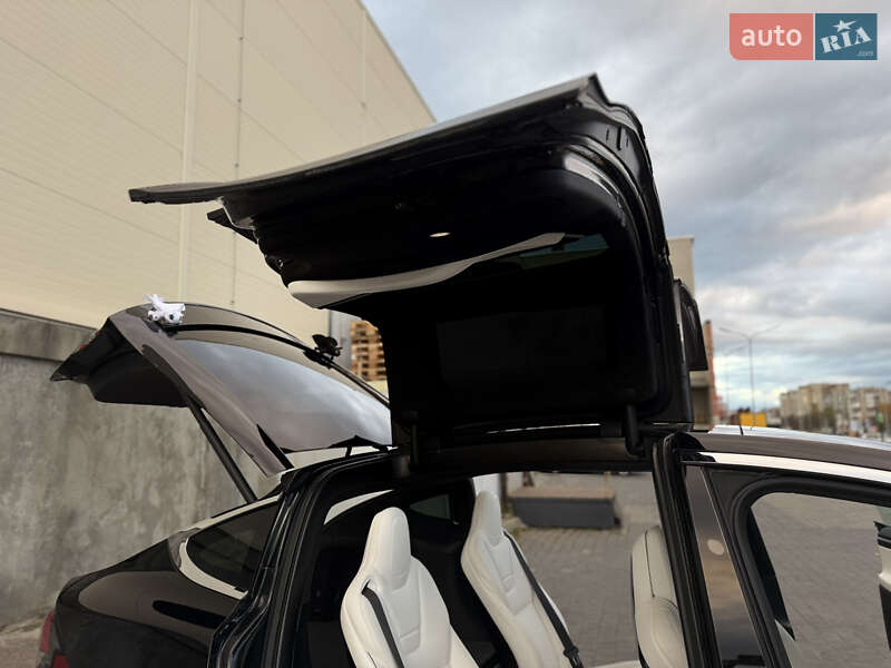Позашляховик / Кросовер Tesla Model X 2017 в Львові