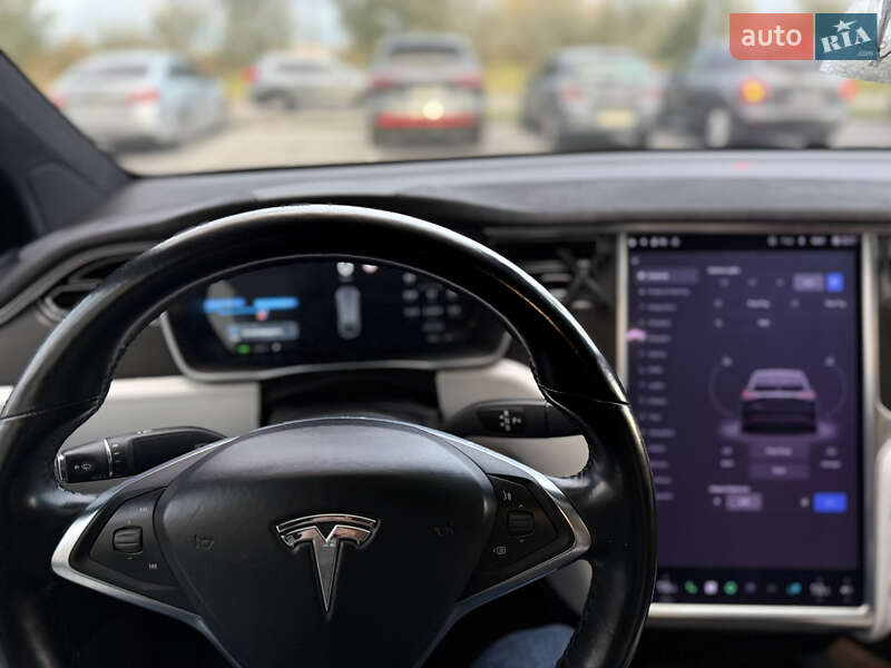 Позашляховик / Кросовер Tesla Model X 2017 в Львові