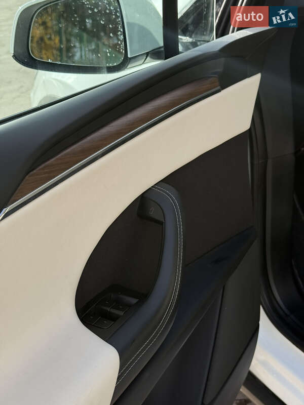 Позашляховик / Кросовер Tesla Model X 2022 в Новояворівську