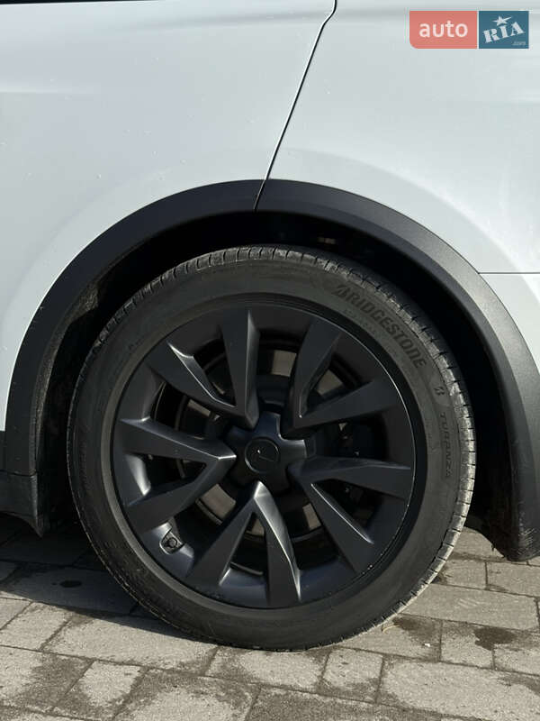 Позашляховик / Кросовер Tesla Model X 2022 в Новояворівську