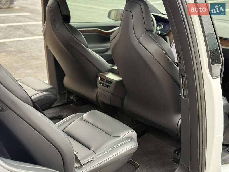 Позашляховик / Кросовер Tesla Model X 2019 в Умані