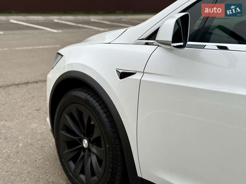Позашляховик / Кросовер Tesla Model X 2019 в Умані