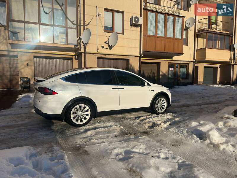 Позашляховик / Кросовер Tesla Model X 2017 в Львові