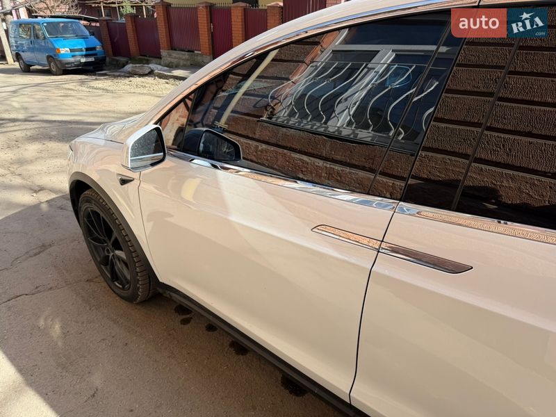 Позашляховик / Кросовер Tesla Model X 2018 в Чернівцях