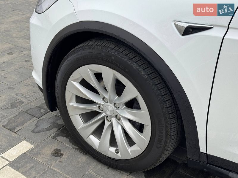 Позашляховик / Кросовер Tesla Model X 2016 в Луцьку