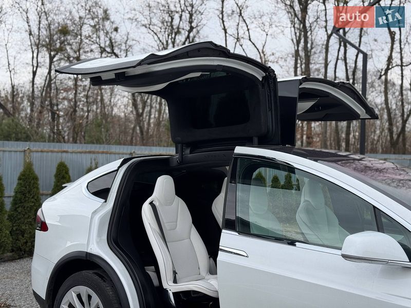 Позашляховик / Кросовер Tesla Model X 2016 в Луцьку