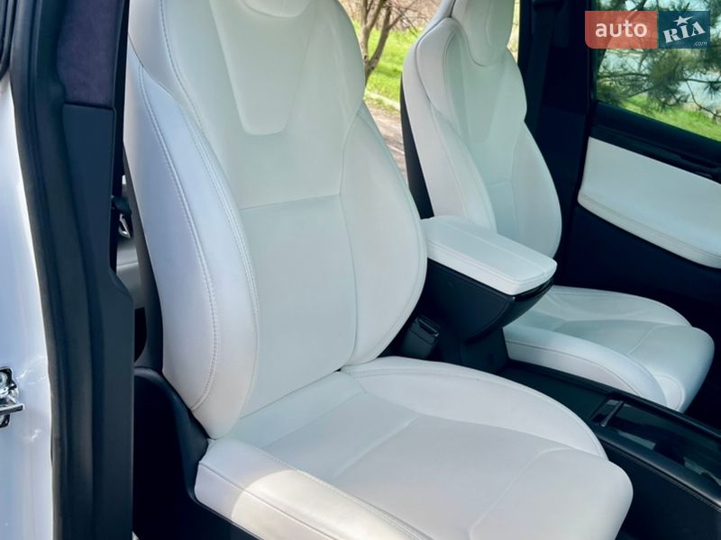 Внедорожник / Кроссовер Tesla Model X 2018 в Валках