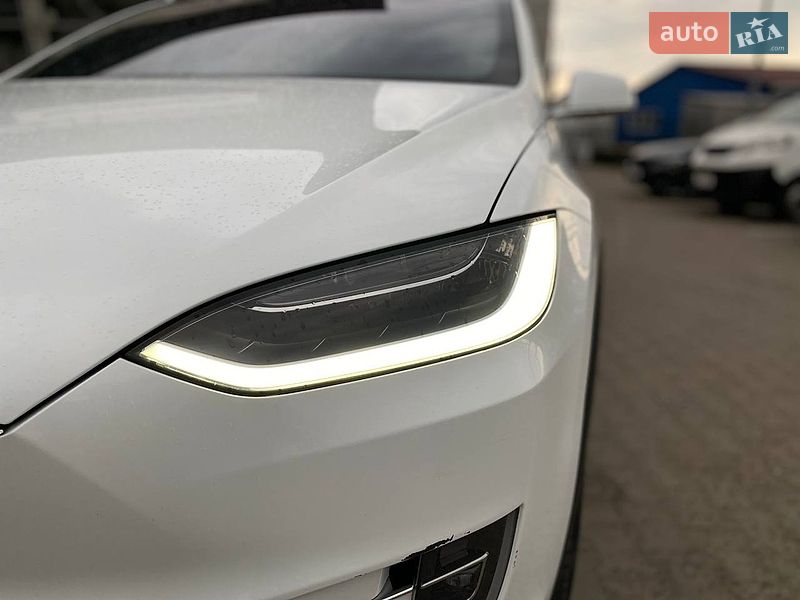 Позашляховик / Кросовер Tesla Model X 2018 в Чернівцях