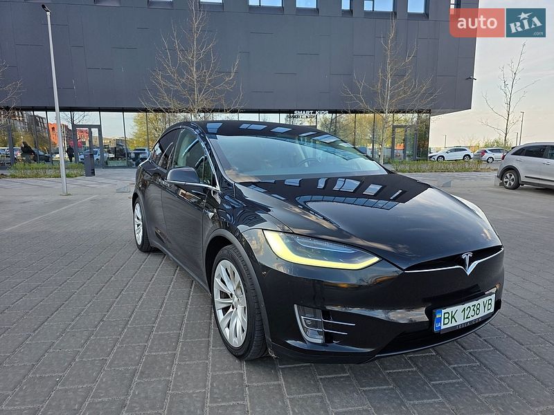 Внедорожник / Кроссовер Tesla Model X 2018 в Ровно