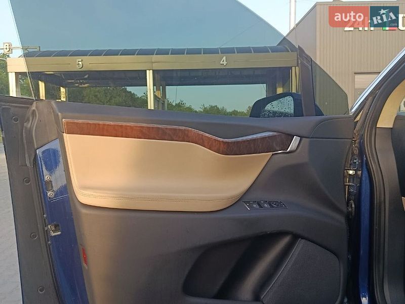 Позашляховик / Кросовер Tesla Model X 2017 в Львові