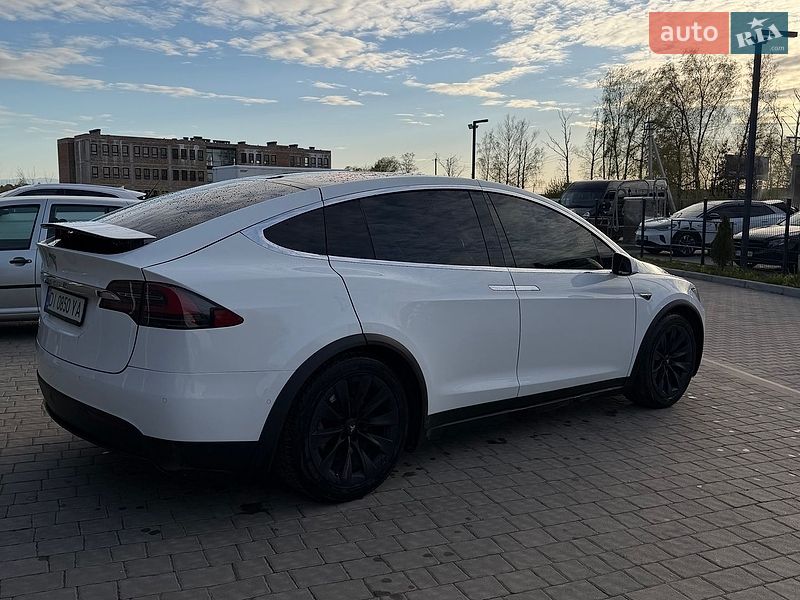 Позашляховик / Кросовер Tesla Model X 2016 в Івано-Франківську