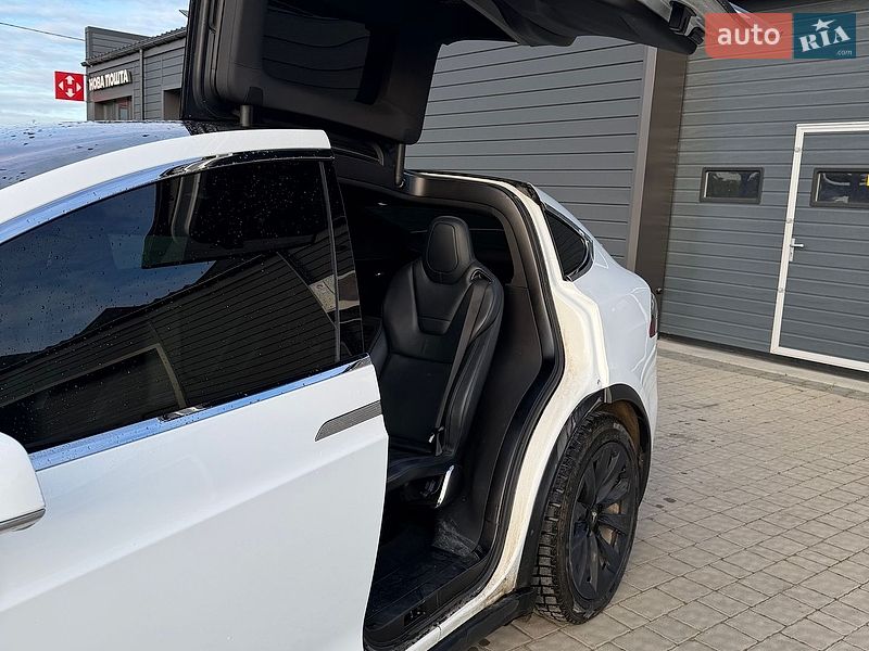 Позашляховик / Кросовер Tesla Model X 2016 в Івано-Франківську