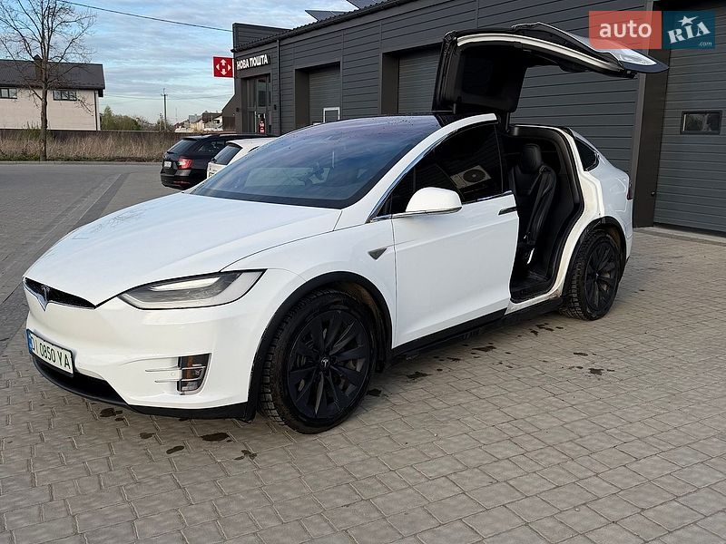 Позашляховик / Кросовер Tesla Model X 2016 в Івано-Франківську