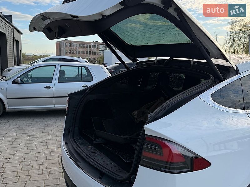 Позашляховик / Кросовер Tesla Model X 2016 в Івано-Франківську