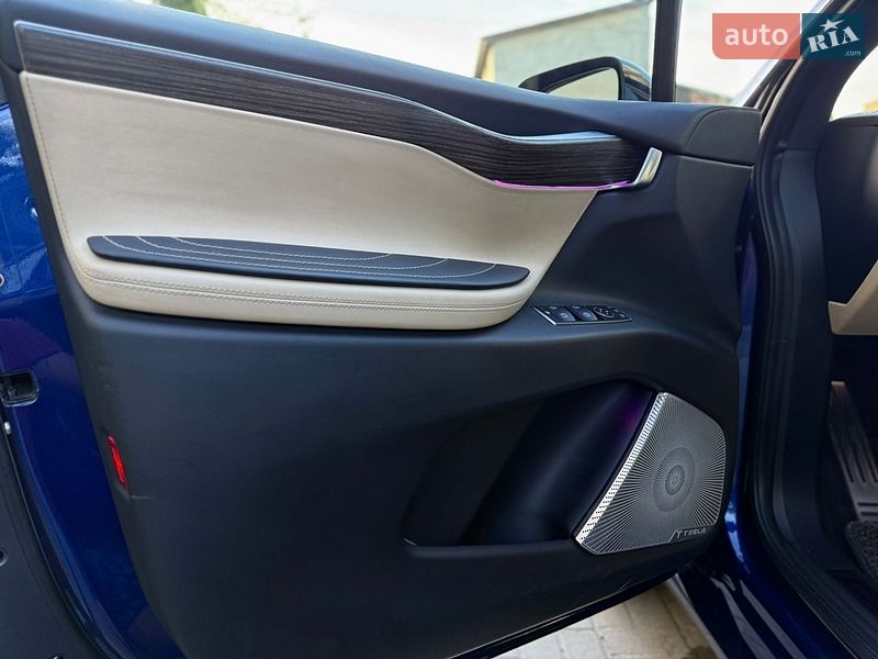 Позашляховик / Кросовер Tesla Model X 2016 в Львові