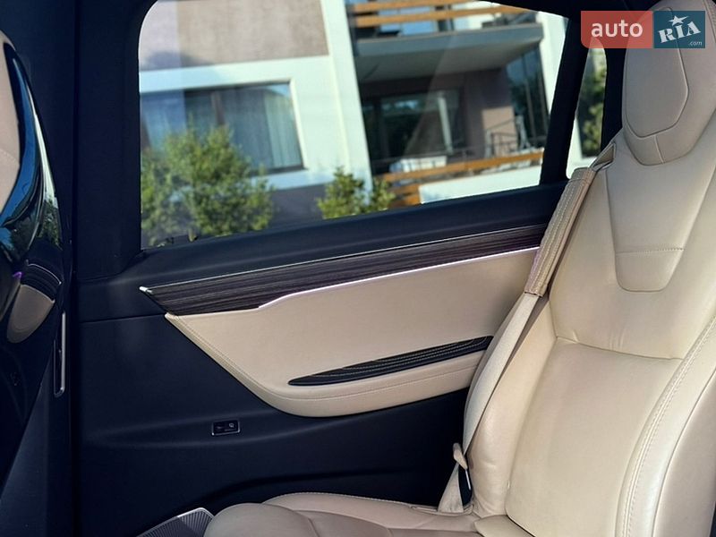 Позашляховик / Кросовер Tesla Model X 2016 в Львові