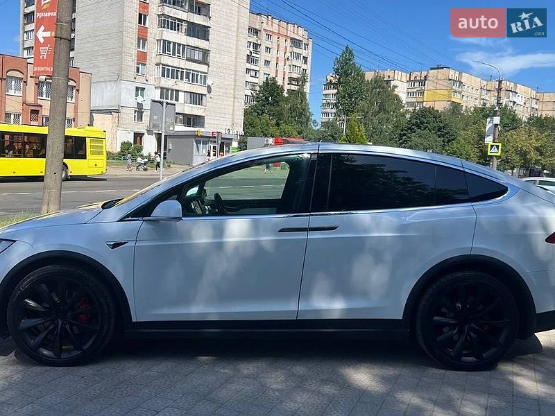 Позашляховик / Кросовер Tesla Model X 2017 в Львові