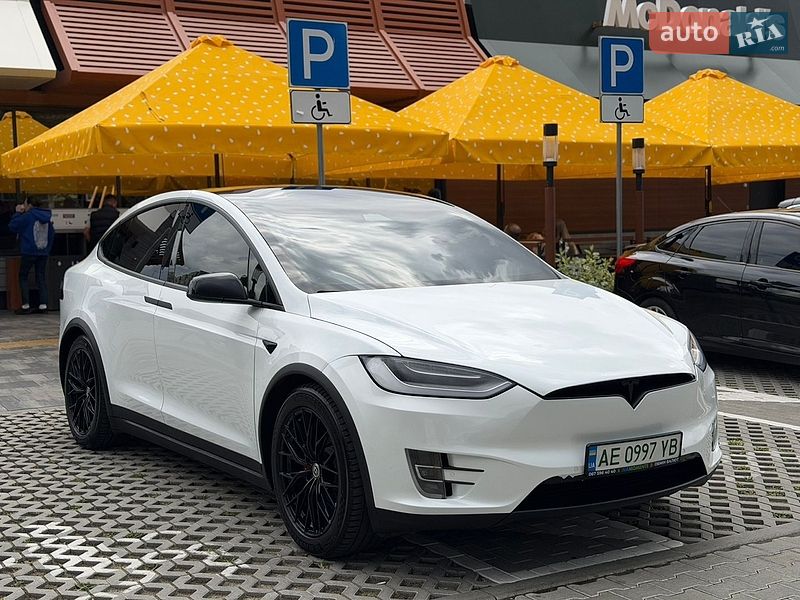 Позашляховик / Кросовер Tesla Model X 2019 в Львові