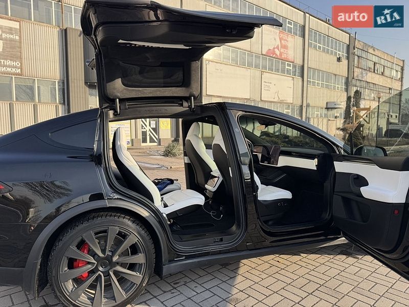 Tesla Model X, photos from the listing