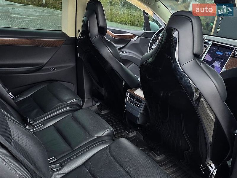 Позашляховик / Кросовер Tesla Model X 2016 в Львові