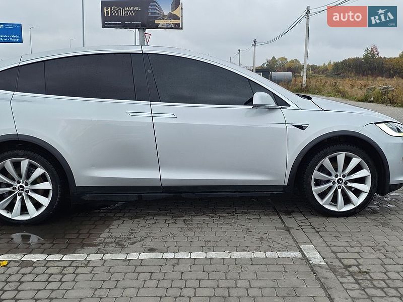 Позашляховик / Кросовер Tesla Model X 2016 в Львові