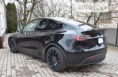 Седан Tesla Model Y 2021 в 