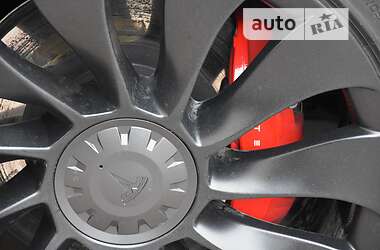 Седан Tesla Model Y 2021 в 