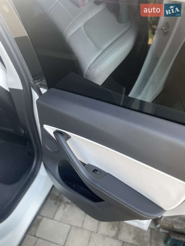 Внедорожник / Кроссовер Tesla Model Y 2021 в Киеве