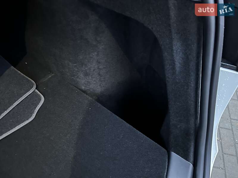 Внедорожник / Кроссовер Tesla Model Y 2023 в Ровно