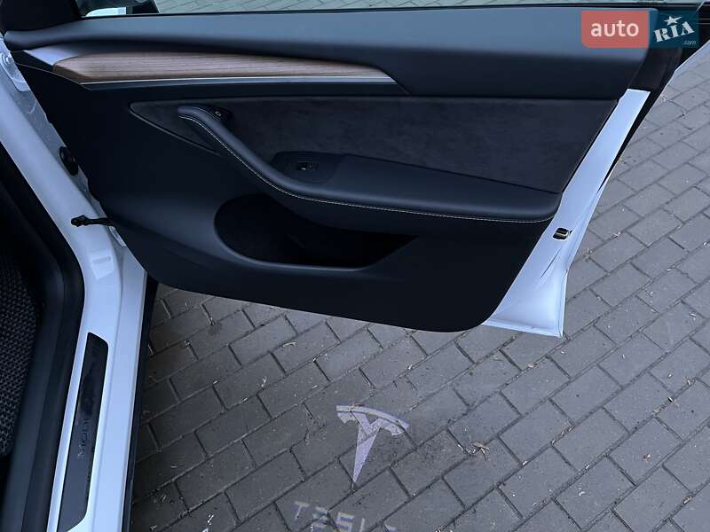 Внедорожник / Кроссовер Tesla Model Y 2023 в Ровно