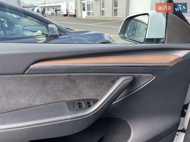 Внедорожник / Кроссовер Tesla Model Y 2023 в Киеве