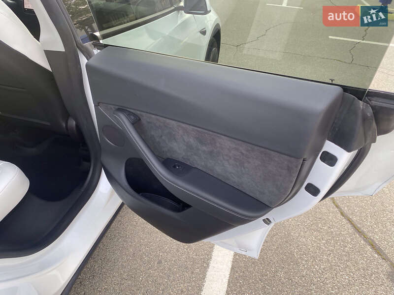 Внедорожник / Кроссовер Tesla Model Y 2022 в Киеве