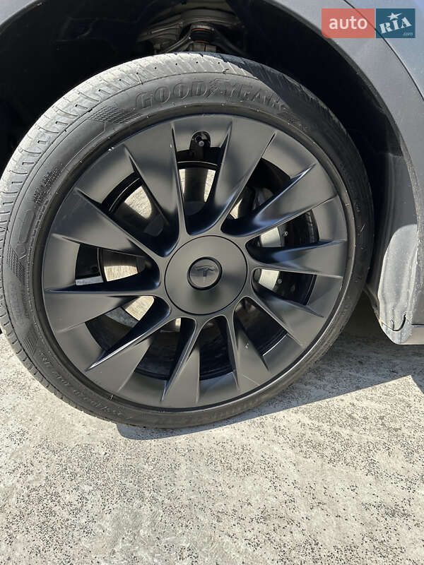 Внедорожник / Кроссовер Tesla Model Y 2023 в Дрогобыче