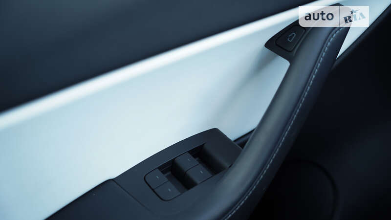 Позашляховик / Кросовер Tesla Model Y 2021 в Чернівцях