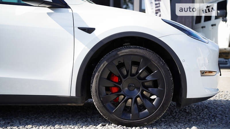 Позашляховик / Кросовер Tesla Model Y 2021 в Чернівцях