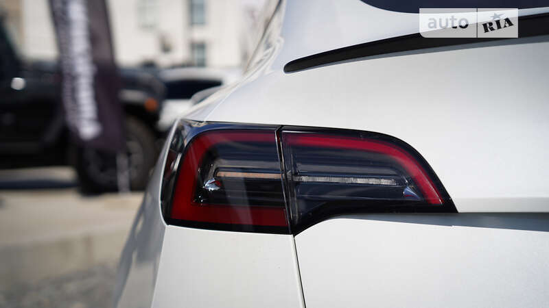 Позашляховик / Кросовер Tesla Model Y 2021 в Чернівцях